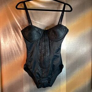 36c black body suit with removable straps and zipper front. Crotch hooks 350